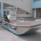 bateau a moteur fond plat